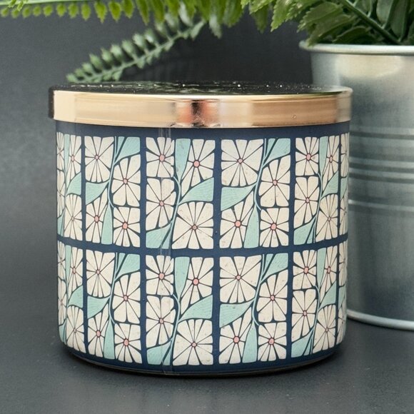 BBW Endless Weekend Bath & Body Works 3 Wick Candle - Picture 2 of 10